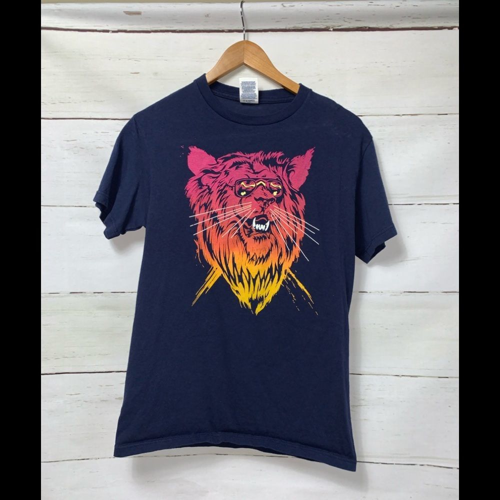Unisex graphic T-shirt.